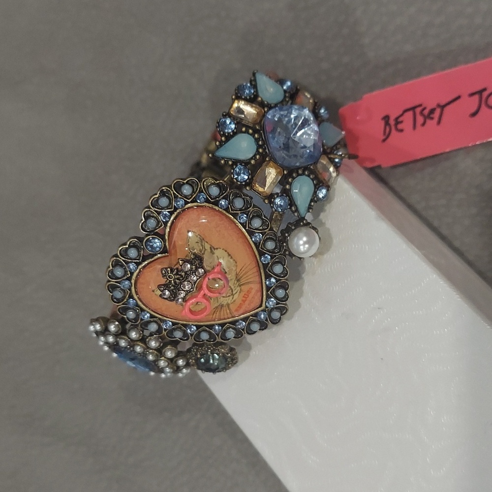 Betsey Johnson PRINCESS KITTY HINGED BRACELET - Picture 3 of 11